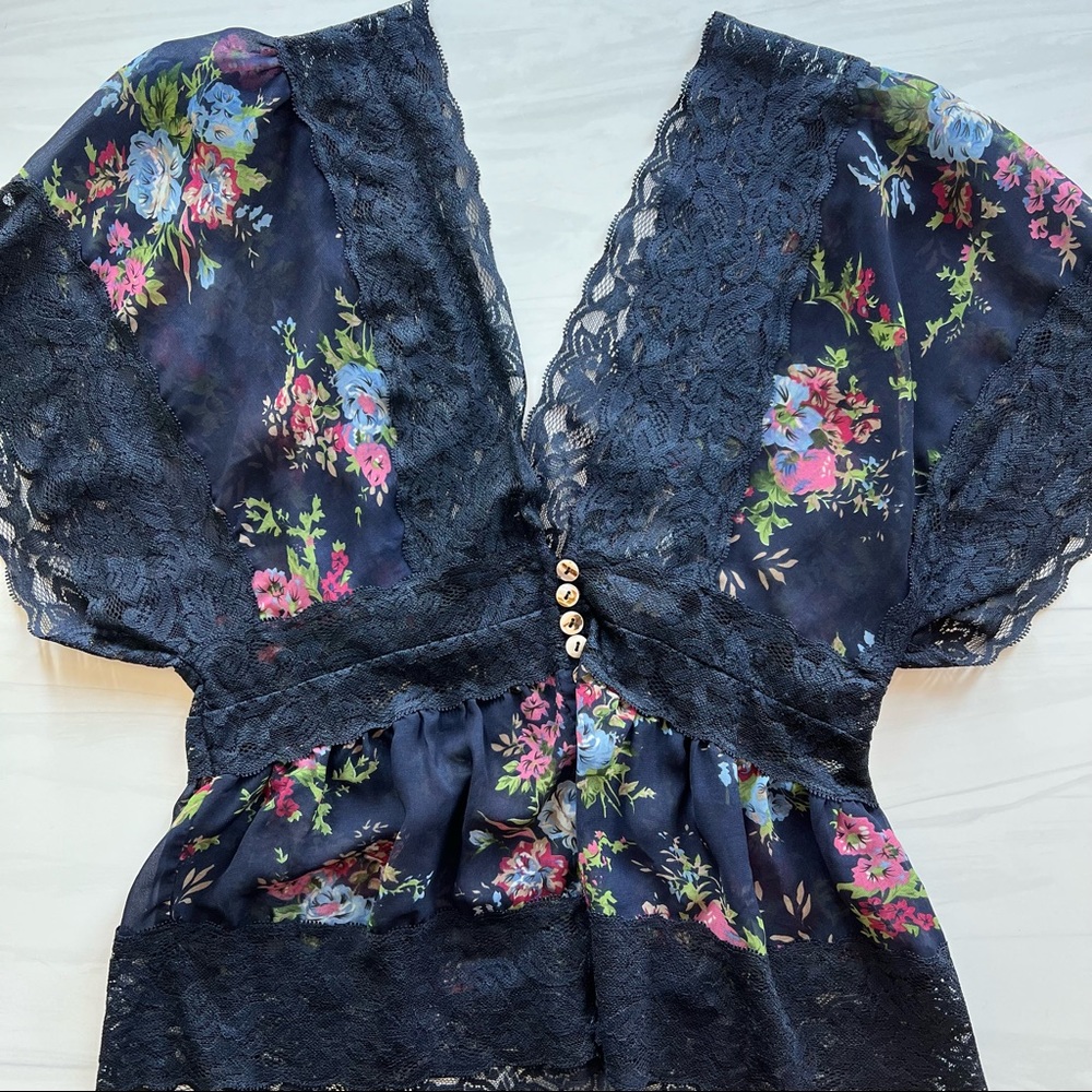 💗 Navy lace v neck top with pink floral accents